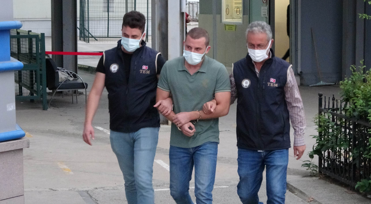 FETÖ'den 1 araştırma görevlisi ve 2 üniversite öğrencisi gözaltına alındı